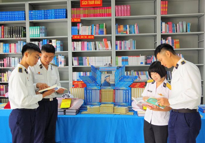Cán bộ, học viên tìm hiểu, trao đổi, đọc sách tại khu trưng bày sách mô hình sách, Trung tâm Học liệu, Học viện Hải quân.