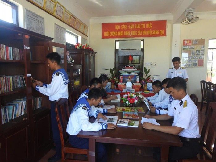Cán bộ, chiến sĩ Đảo An Bang đọc sách trong ngày nghỉ