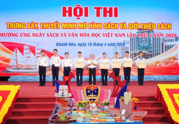 Ban tổ chức trao giải cho các tập thể và cá nhân có thành tích tốt tại hội thi.