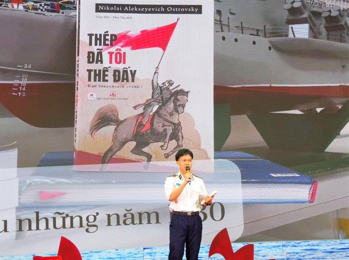 Học viên trình bày phần thi thuyết minh sách và lan tỏa văn hóa đọc