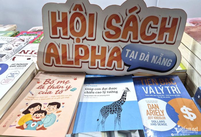 Đa dạng đầu sách dành cho bạn đọc tại ngày hội.