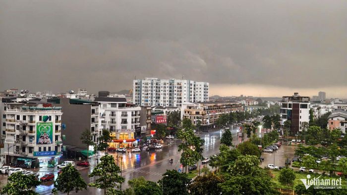 Bầu trời u ám bao phủ toàn thành phố, tạo nên khung cảnh hiếm thấy giữa ban ngày.