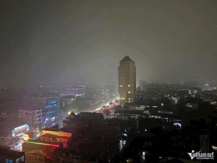 Tương tự, vào lúc 8h tại phường Phan Đình Phùng, Thái Nguyên, bầu trời tối đen như ban đêm. 