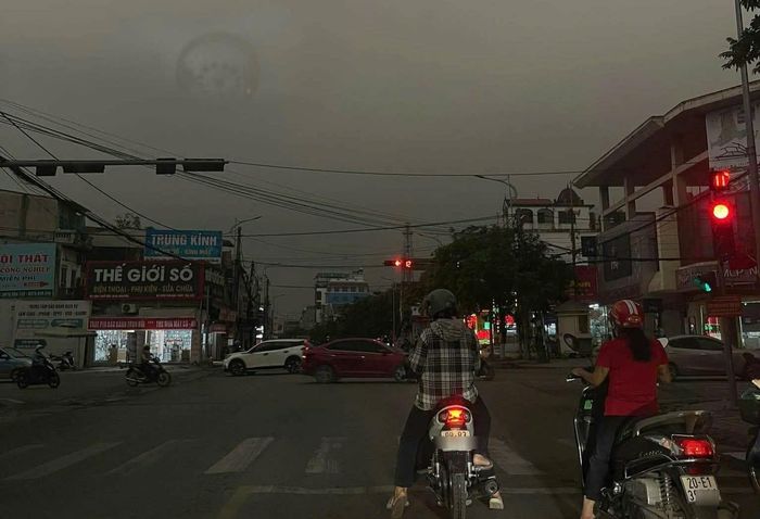 Đường phố tại phường Phổ Yên, Thái Nguyên cũng bao phủ một màn đen.