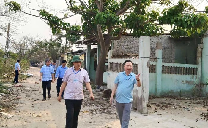 Lãnh đạo xã chỉ đạo tháo dỡ các công trình xuống cấp dọc ven biển Hòn Câu. Ảnh: Hải Châu