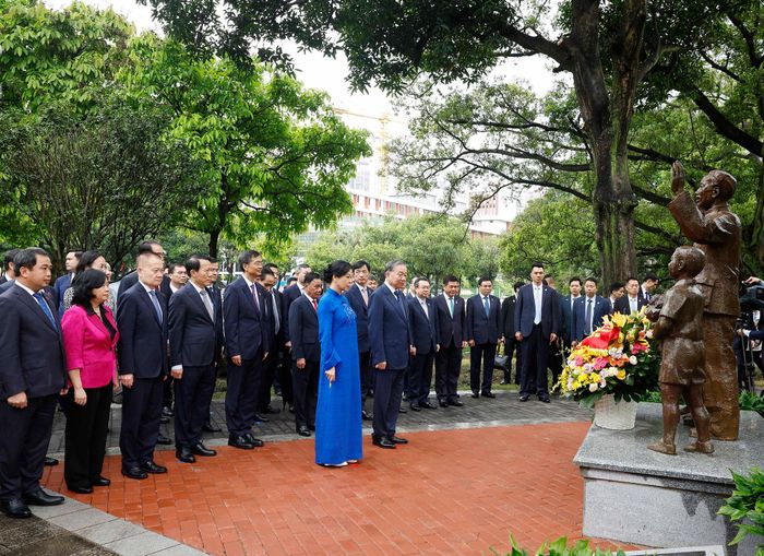 Tổng Bí thư, Chủ tịch nước Tô Lâm và phu nhân cùng các đại biểu dâng hoa tưởng niệm tại tượng Bác Hồ trong khuôn viên Di tích Khu học xá Trung ương. Ảnh: TTXVN