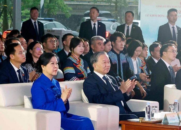 Tổng Bí thư, Chủ tịch nước Tô Lâm và phu nhân dự lễ khai mạc Liên hoan nhân dân biên giới Việt - Trung. Ảnh: TTXVN