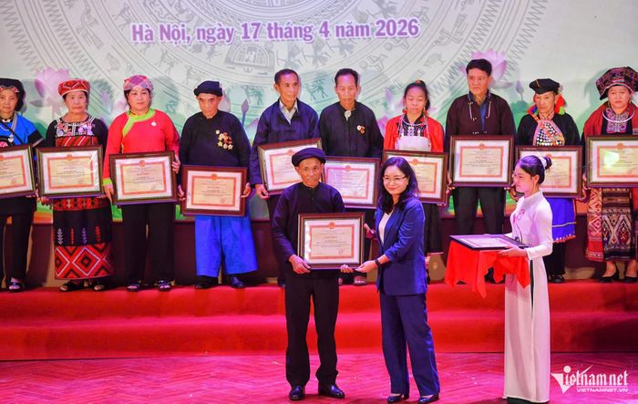 Bộ VHTT&DL đã tuyên dương 66 già làng, trưởng bản, người có uy tín, nghệ nhân đã có thành tích tiêu biểu trong công tác bảo tồn, phát huy giá trị văn hóa truyền thống các dân tộc tại địa phương. Trong ảnh: Thứ trưởng Trịnh Thị Thủy tặng Bằng khen của Bộ trưởng Bộ VHTT&DL cho các cá nhân có thành tích tiêu biểu.