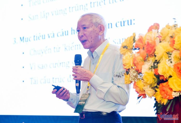GS. Trần Thục trình bày tham luận tại hội thảo. Ảnh: Trọng Tùng