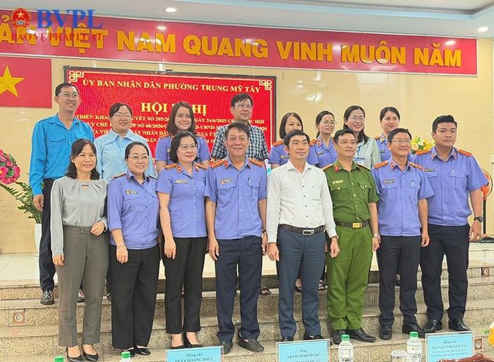 Các đại biểu tham dự hội nghị chụp hình lưu niệm.