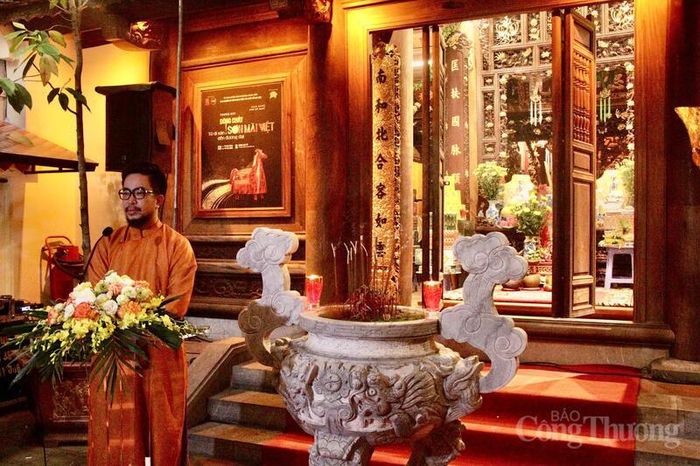 Nghệ nhân Nguyễn Tấn Phát tại triển lãm. Ảnh: P.C