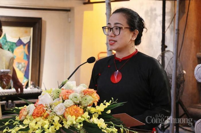 Bà Ngô Thị Thùy Dương - Trưởng Ban Quản lý hồ Hoàn Kiếm và Phố cổ Hà Nội phát biểu khai mạc. Ảnh: P.C