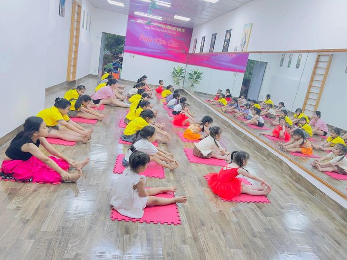 Buổi học Yoga dành cho trẻ em tại Trung tâm năng khiếu Thùy Anh.
