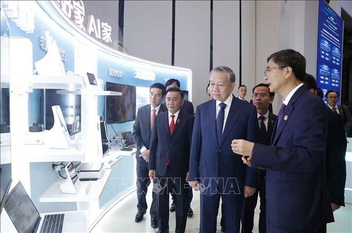 Tổng Bí thư, Chủ tịch nước Tô Lâm cùng Đoàn đại biểu cấp cao Việt Nam đã đến thăm Trung tâm Hợp tác đổi mới trí tuệ nhân tạo Trung Quốc – ASEAN. Ảnh: TTXVN