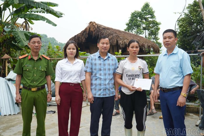 Lãnh đạo xã Khánh Yên thăm hỏi, trao hỗ trợ cho gia đình.