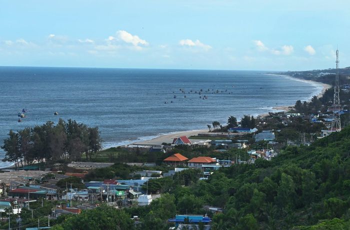 Những bãi biển ở Phan Thiết xanh ngắt khi nhìn từ trên đồi cao. Ảnh tư liệu