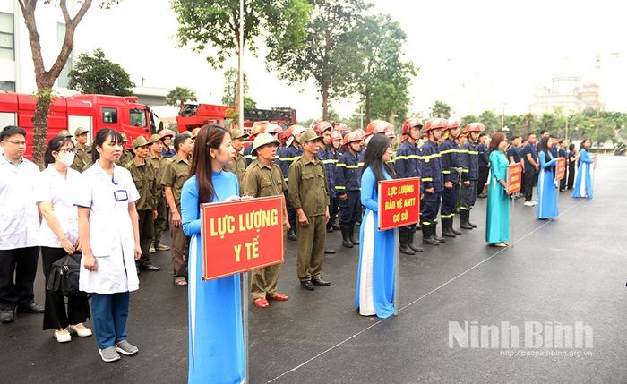Các lực lượng tham gia cuộc diễn tập phương án chữa cháy và cứu nạn, cứu hộ tại Khách sạn Pullman Ninh Bình.