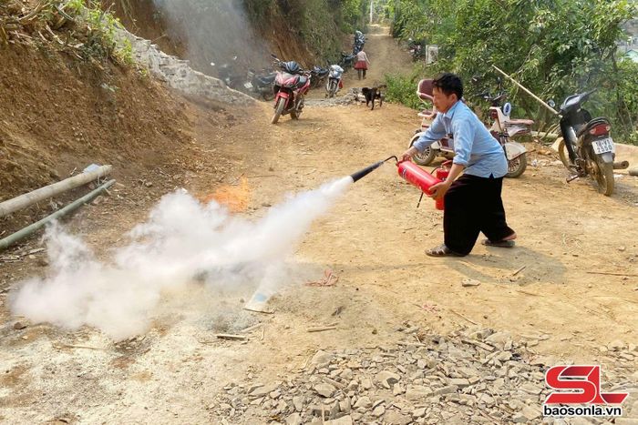 Nhân dân xã Chiềng Sại thực hành sử dụng bình chữa cháy cầm tay.