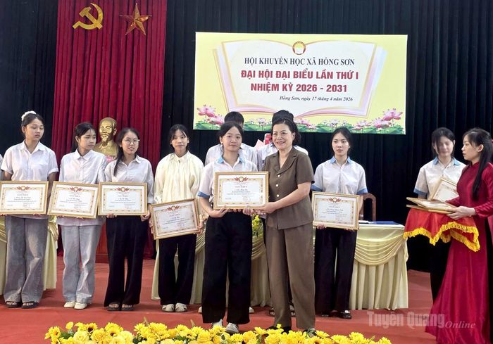 Lãnh đạo Hội Khuyến học tỉnh khen thưởng cho học sinh có thành tích xuất sắc.