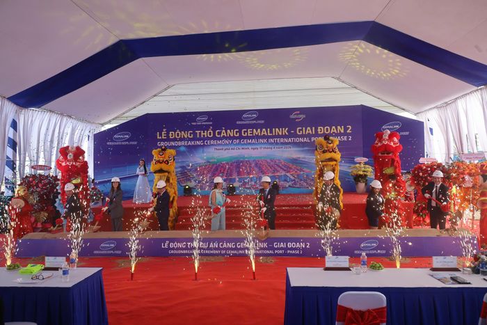 Các đại biểu thực hiện nghi thức động thổ dự án.