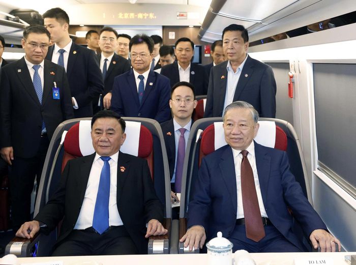 Tổng Bí thư, Chủ tịch nước Tô Lâm trên tàu cao tốc đi thăm thành phố Nam Ninh (Ảnh: TTXVN).