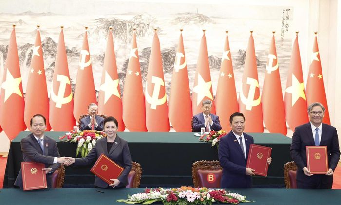 Lễ ký Bản ghi nhớ hợp tác giữa Bộ Tư pháp Việt Nam và Bộ Tư pháp Trung Quốc về tăng cường hợp tác trong lĩnh vực giải quyết tranh chấp dân sự, thương mại của cư dân biên giới và ký Giấy chứng nhận bàn giao hồ sơ kết quả dự án viện trợ Việt Nam lập báo cáo nghiên cứu khả thi tuyến đường sắt Lào Cai - Hà Nội - Hải Phòng giữa Bộ Xây dựng Việt Nam và Bộ Thương mại Trung Quốc (Ảnh: TTXVN).