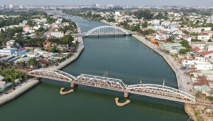 Nằm ở vị trí trung tâm vùng kinh tế trọng điểm phía Nam, Đồng Nai từ lâu được ví như “trái tim” kết nối các trục phát triển chiến lược. Không chỉ tiếp giáp TP.HCM, địa phương còn giữ vai trò cửa ngõ giao thông quan trọng, liên kết Đông Nam Bộ với miền Tây, Tây Nguyên và Nam Trung Bộ, tạo nên mạng lưới giao thương liên vùng năng động bậc nhất cả nước.