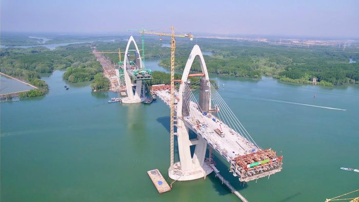 Trên nền tảng đó, tỉnh xác định bốn khâu đột phá gồm hoàn thiện hạ tầng, phát triển nguồn nhân lực chất lượng cao, thúc đẩy đô thị - du lịch và xây dựng chiến lược dài hạn. Những mô hình đô thị mới từ đô thị sân bay, đô thị sinh thái ven sông đến đô thị thông minh đang dần hiện hữu, mở ra diện mạo phát triển hiện đại và bền vững.