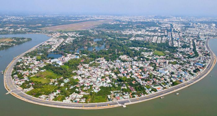 Với những lợi thế vượt trội về vị trí, hạ tầng, quy hoạch và nội lực phát triển, Đồng Nai đang tiến rất gần đến cột mốc trở thành thành phố trực thuộc Trung ương. Địa phương từng bước khẳng định vị thế của một cực tăng trưởng trong giai đoạn mới.