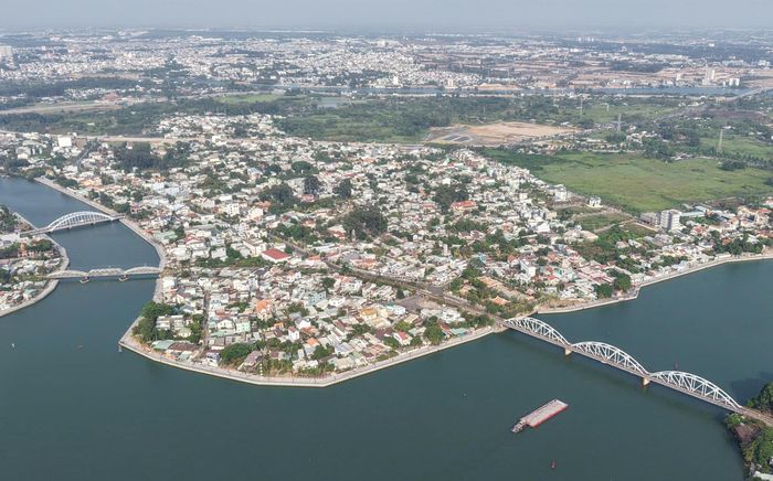 Không chỉ phát triển về kinh tế, nơi đây vẫn giữ được chiều sâu văn hóa đặc trưng của miền Đông Nam Bộ. Vùng đất Biên Hòa hơn 300 năm lịch sử cùng sự cộng cư của 47 dân tộc anh em và hơn 100 di tích được xếp hạng đã tạo nên một “lớp trầm tích” văn hóa dày dặn.