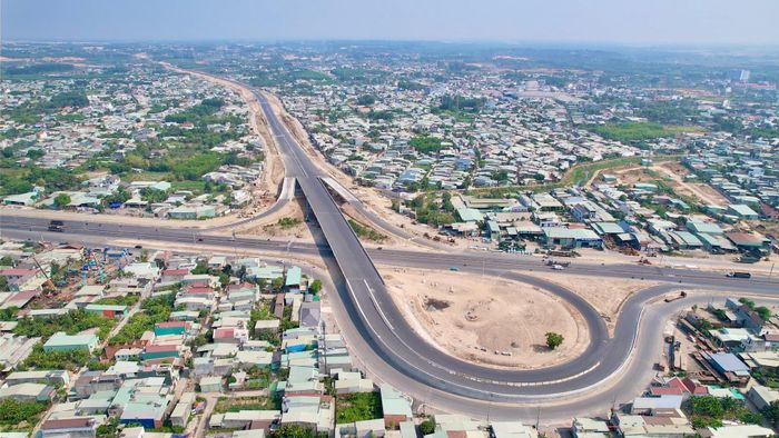 Đặc biệt, hạ tầng giao thông tiếp tục được đầu tư mạnh với hàng loạt dự án trọng điểm như cao tốc Biên Hòa - Vũng Tàu, Bến Lức - Long Thành, Dầu Giây - Tân Phú, cùng các tuyến Vành đai 3, Vành đai 4....