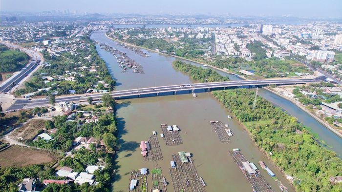 Điểm nhấn lớn nhất trong giai đoạn hiện nay chính là tầm nhìn quy hoạch. Thay vì phát triển dàn trải, địa phương lựa chọn chiến lược tăng trưởng có trọng tâm, với mục tiêu GRDP tăng hai con số, kinh tế số chiếm tỷ trọng ngày càng lớn. Cùng đó là định hướng phát triển các đô thị ven sông, trung tâm hành chính - chính trị mới gắn với thương mại, dịch vụ hiện đại, mở rộng không gian đô thị theo chiều sâu.