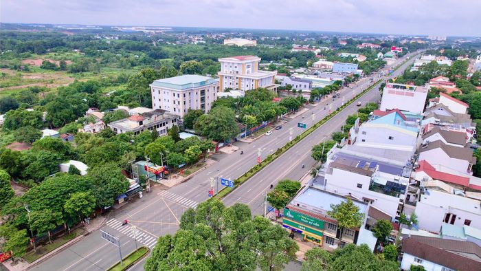 Địa phương không chỉ tập trung phát triển khu vực trung tâm mà còn chủ động dịch chuyển trục tăng trưởng về phía Đông và phía Bắc. Hạ tầng liên vùng, nội tỉnh được đầu tư đồng bộ, các khu công nghiệp được quy hoạch theo hướng hiện đại, thông minh. Đây là bước đi chiến lược nhằm giãn mật độ đô thị, khai thác hiệu quả quỹ đất và tạo thế cân bằng phát triển dài hạn.