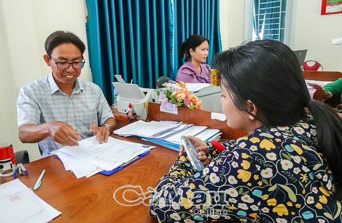 Không chỉ là thay đổi quy trình, tái cấu trúc TTHC tại Cà Mau đang thay đổi cách phục vụ, nơi cán bộ trở thành người hướng dẫn, đồng hành cùng người dân trong môi trường số.