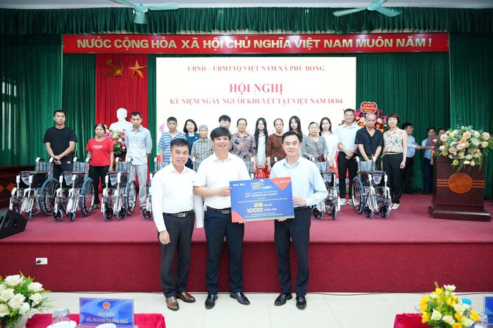 Các doanh nghiệp, nhà hảo tâm trên địa bàn tặng quà cho người khuyết tật trên địa bàn. Ảnh: Nguyễn Sơn