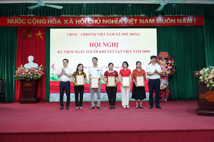 Hoạt động này là sự ghi nhận những đóng góp và nỗ lực của người khuyết tật trên địa bàn, đồng thời lan tỏa tinh thần tương thân, tương ái trong cộng đồng. Ảnh: Nguyễn Sơn