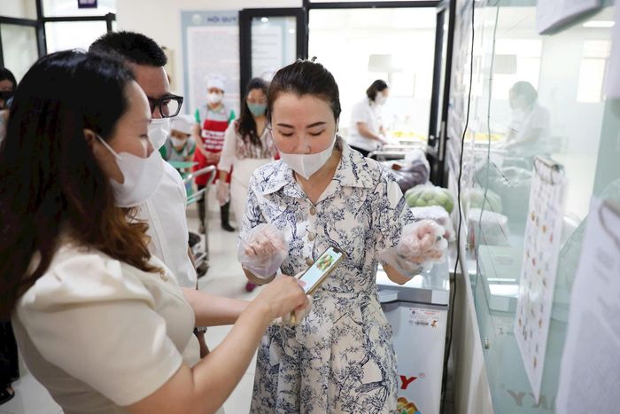 Đoàn kiểm tra liên ngành kiểm tra vệ sinh an toàn thực phẩm tại các trường học trên địa bàn phường Đống Đa. Ảnh Hoa Thành
