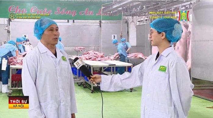 Ông Đào Quang Vinh, Giám đốc Công ty Cổ phần Công nghệ Thực phẩm Vinh Anh trao đổi với phóng viên. Ảnh PV