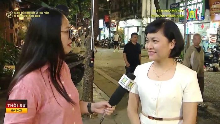 Bà Nguyễn Ngọc Hà, Trưởng phòng Văn hóa - Xã hội phường Hoàn Kiếm trao đổi với phóng viên Cơ quan Báo và Phát thanh, Truyền hình Hà Nội. Ảnh PV