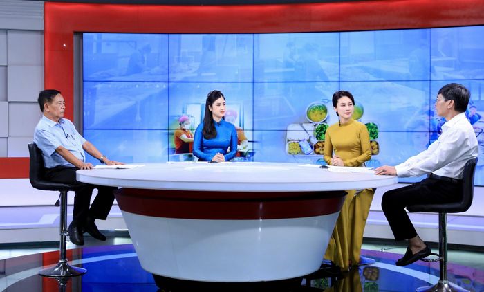 Hai khách mời tham gia Chương trình. Ảnh: Quang Thái