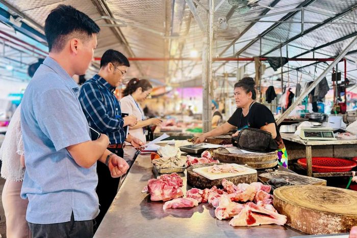 Đoàn kiểm tra liên ngành kiểm tra công tác an toàn thực phẩm tại chợ dân sinh trên địa bàn xã Nam Phù. Ảnh: Phương Xuyến