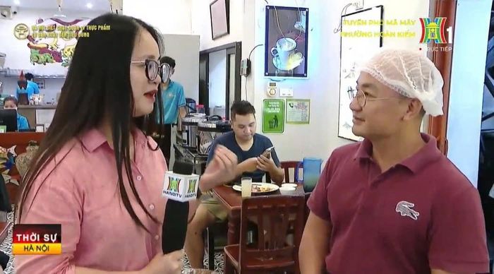 Ông Lê Anh Trung, chủ cơ sở kinh doanh “Cơm một ngày mới” (phố Mã Mây, phường Hoàn Kiếm, Hà Nội) chia sẻ với phóng viên Cơ quan Báo và Phát thanh, Truyền hình Hà Nội. Ảnh Pv