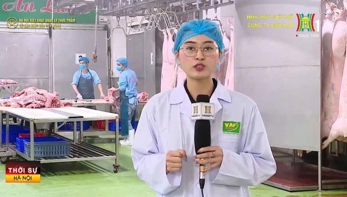 Phóng viên Đỗ Linh tại điểm cầu Công ty Cổ phần Công nghệ Thực phẩm Vinh Anh. Ảnh PV
