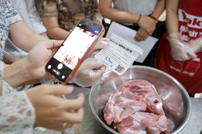 Đoàn kiểm tra liên ngành kiểm tra vệ sinh an toàn thực phẩm tại các trường trên địa bàn phường Đống Đa. Ảnh Hoa Thành