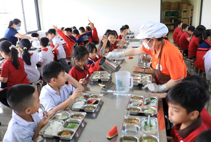 Bữa ăn bán trú của học sinh Trường Tiểu học Đại Thịnh A (xã Quang Minh). Ảnh: Quang Thái