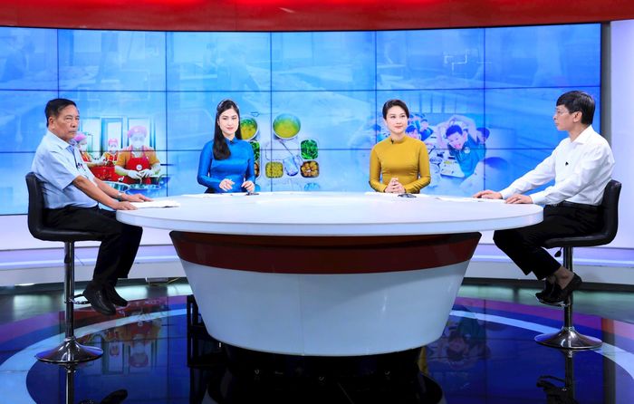 Hai khách mời tham gia Chương trình. Ảnh: Quang Thái