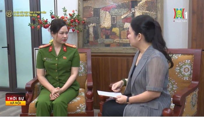 Tiến sĩ, Thượng tá Vũ Thị Hoàng Yến, Phó trưởng Phòng Cảnh sát kinh tế, Công an thành phố Hà Nội trả lời phỏng vấn của phóng viên Cơ quan Báo và Phát thanh, Truyền hình Hà Nội. Ảnh PV