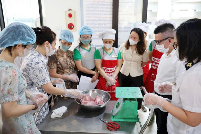 Đoàn kiểm tra liên ngành kiểm tra vệ sinh an toàn thực phẩm tại các trường trên địa bàn phường Đống Đa. Ảnh: Hoa Thành
