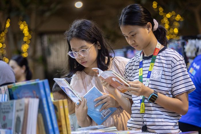 Em Hiền Linh (13 tuổi) thường đọc sách vào giờ rảnh. Em cho biết bản thân tận hưởng việc đọc sách một mình, sau đó kể lại cho bạn bè, người thân về nội dung.
