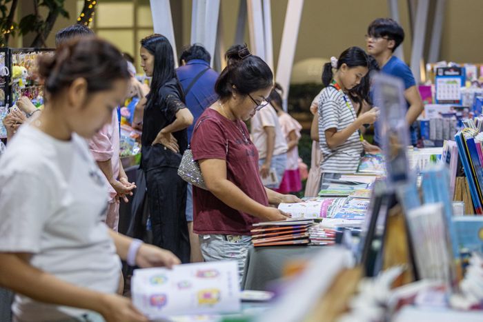 Tối 17/4, cư dân tại phường Cát Lái (TP.HCM) lần đầu tham dự Lễ hội Sách ngay tại chung cư. Sự kiện này được xem là mô hình thí điểm quan trọng để kết nối cộng đồng, nâng cao đời sống tinh thần và phát triển tri thức cho cư dân, đặc biệt là các bạn trẻ.